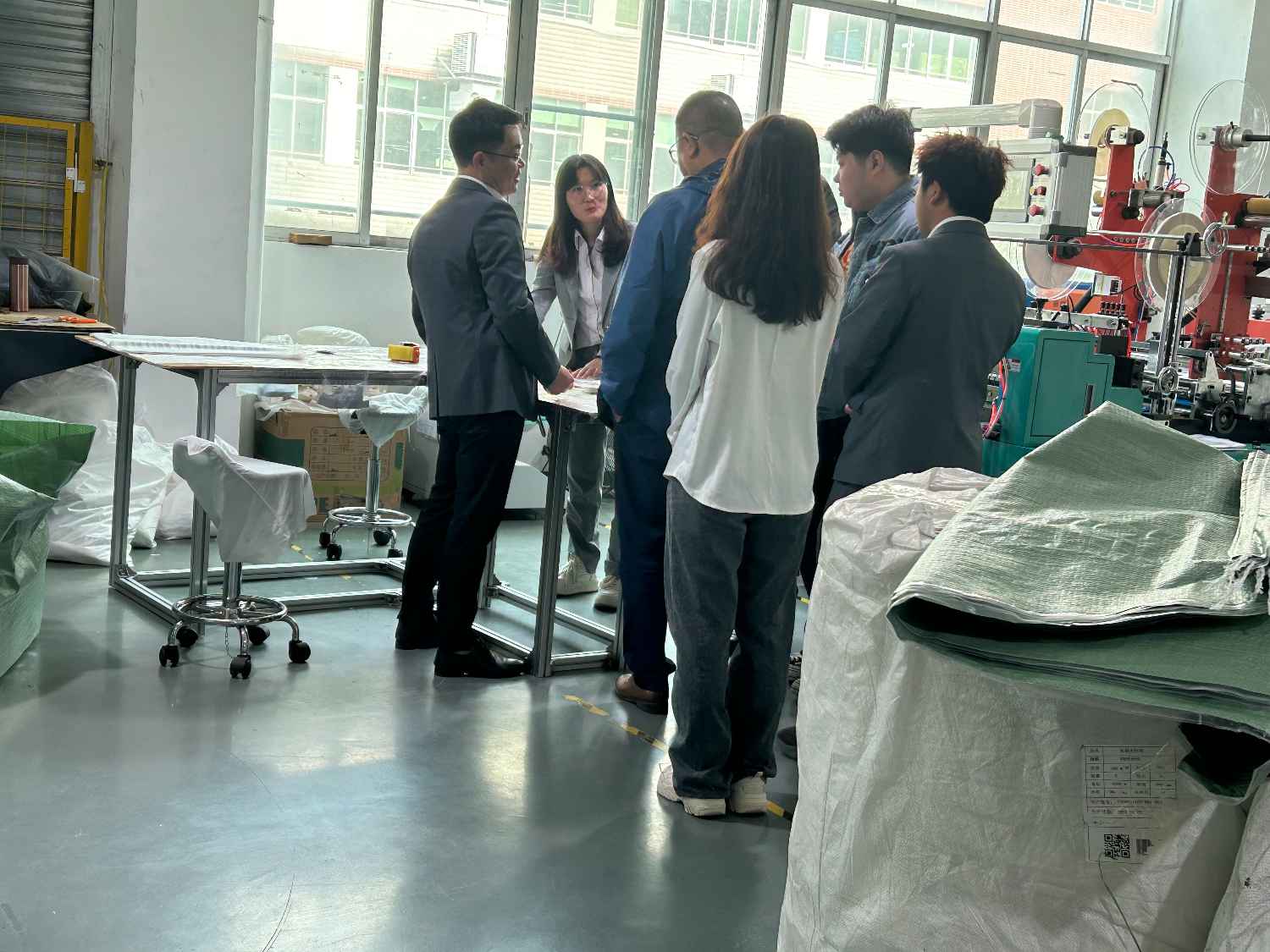 國際合作伙伴深度考察，共謀發(fā)展 —— 外國客戶訪問久信達科技生產(chǎn)車間(圖3)